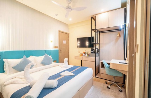 Hulhumale Hotel | Six Palms Beach