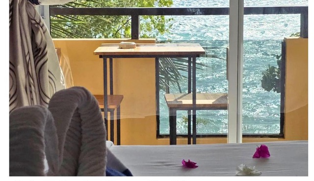 Beach Villa Maldives - hotel by the beach in Dhiffushi