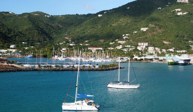 Caribbean Dream: Sun-soaked Sailing Adventure from Tortola, Islas Vírgenes Británicas