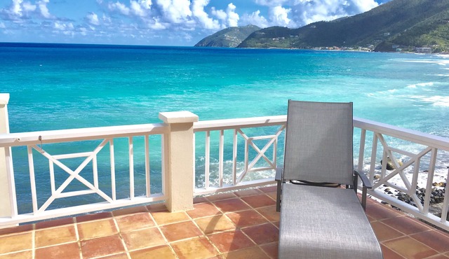 CASA CARIBE OCEANFRONT TWO STORY LOFT VILLA, Air Conditioning, Beautiful Views. in Little Apple Bay