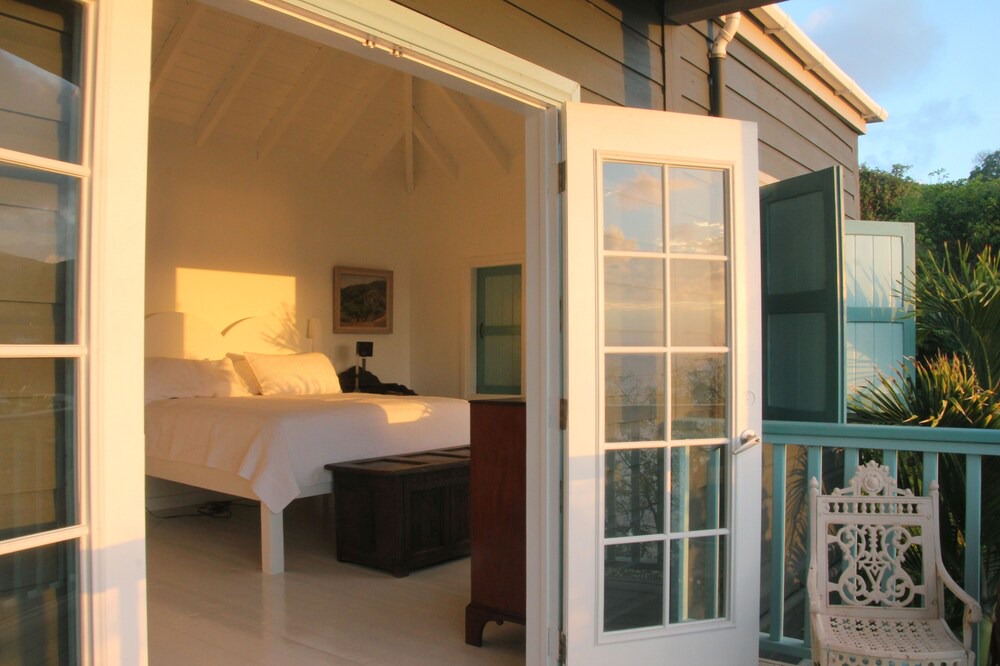 Wesley Will House | Spectacular clifftop house with hot tub next to sandy beach, stunning sea views