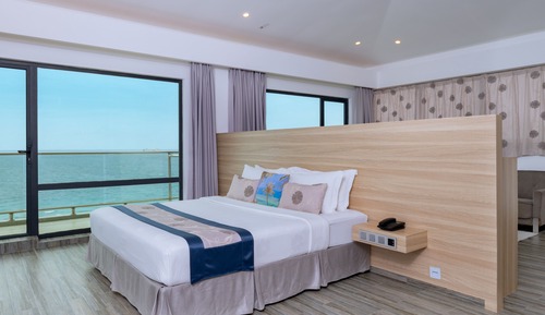 King Suite with Balcony and Seaview	