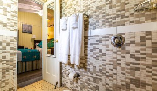 Queen Room with Pool View