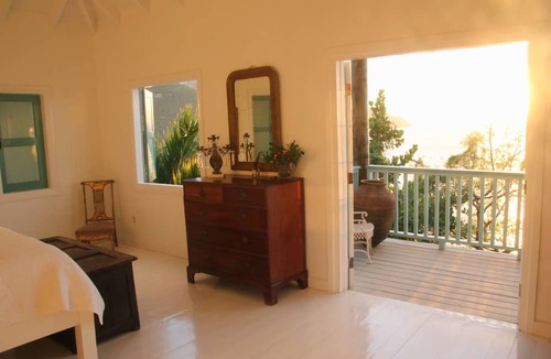 Wesley Will House | Spectacular clifftop house with hot tub next to sandy beach, stunning sea views