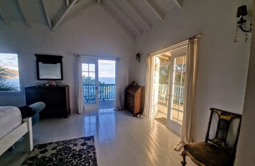 Wesley Will House | Spectacular clifftop house with hot tub next to sandy beach, stunning sea views
