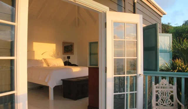 Spectacular clifftop house with hot tub next to sandy beach, stunning sea views