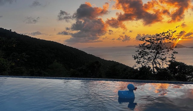 Zafira Luxe 4-Bedroom Villa with Infinity Pool, Sauna, Steam & Amazing Sunsets
