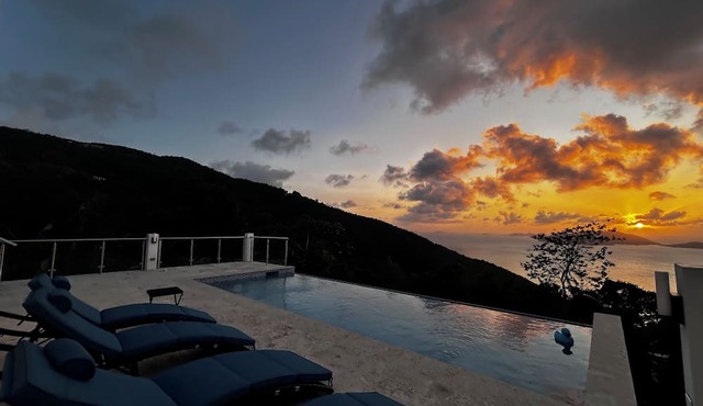 Zafira Luxe 4-Bedroom Villa with Infinity Pool, Sauna, Steam & Amazing Sunsets in Leonards